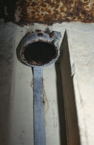 Erdung des Antennenführungsrohres