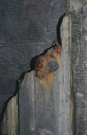 Scharnierbefestigung für behelfsmäßiges Holztor