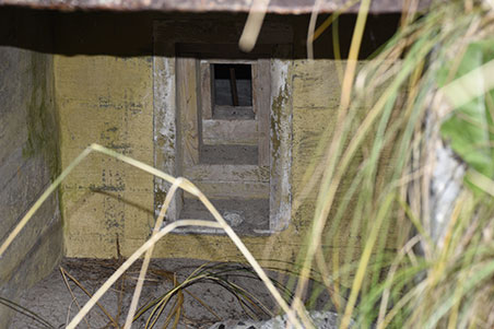 Nahverteidigungsscharte eines in den D�nen versteckten Kleinstunterstandes