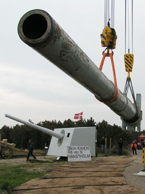 Ablegen des 38 cm Gesch�tzrohrs in Hanstholm