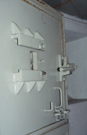 Noch g�ngige Panzert�r des Typs 434 P01