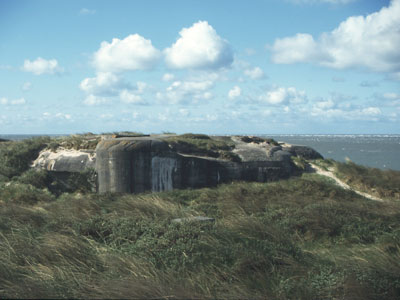 Der Leitstand R 636 ist auch heute noch perfekt in die Düne eingebaut