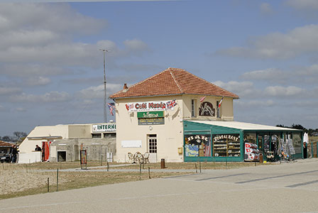 Man achte auf den VF-Unterstand links vom Ladengesch�ft