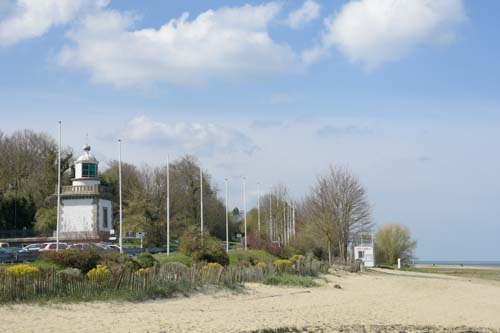 Ab hier ist Schlu� f�r Dickschiffe: Beginn der K�stenstra�e in Honfleur.