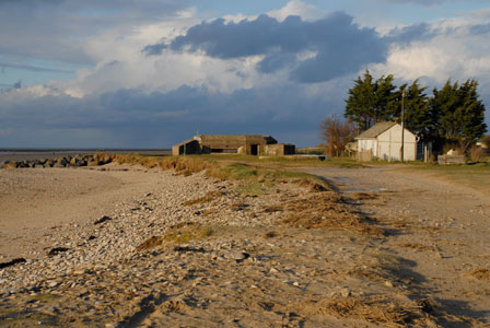 Der Doppelschartenstand f�r 5 cm Kwk hat alleine die letzten Sturmfluten �berstanden.