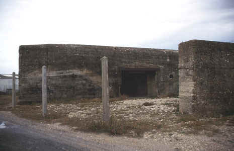 R 612 westlich Marsilly mit der hier �blichen Schutzmauer vor der Gesch�tzzufahrt