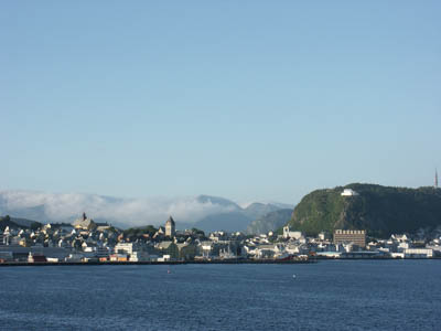 �lesund von See aus gesehen - auf dem Berg wimmelt es von Bunkern