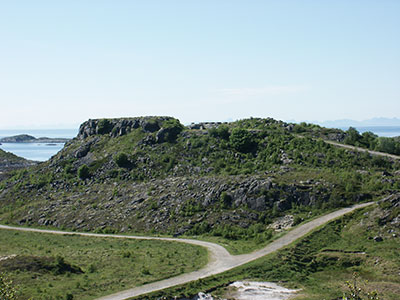Auf dem H�gel thront der Leitstand der Batterie