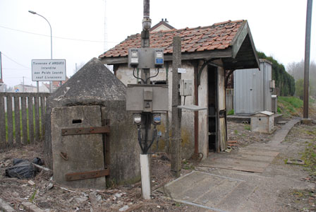 Wachhaus an typischer Stelle eines Eisenbahnstranges