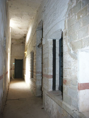 Gang hinter den Mannschaftsunterk�nften