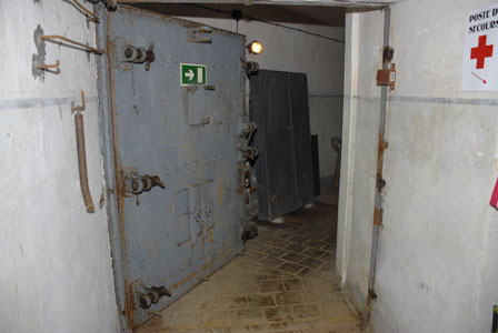 Eingangspanzert�r im Block EH